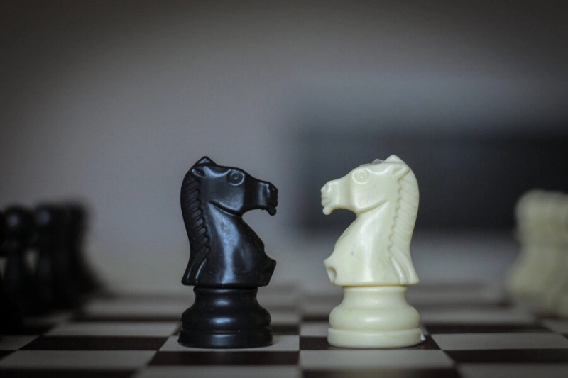 2 Quan ma co cach di chuyen chu L va se khong bi chan boi quan khac Quân mã có cách di chuyển chữ L và sẽ không bị chặn bởi quân khác