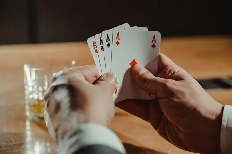 4 Ky nang du doi thu xe le bo bai tu quy Kỹ năng dụ đối thủ xé lẻ bộ bài tứ quý